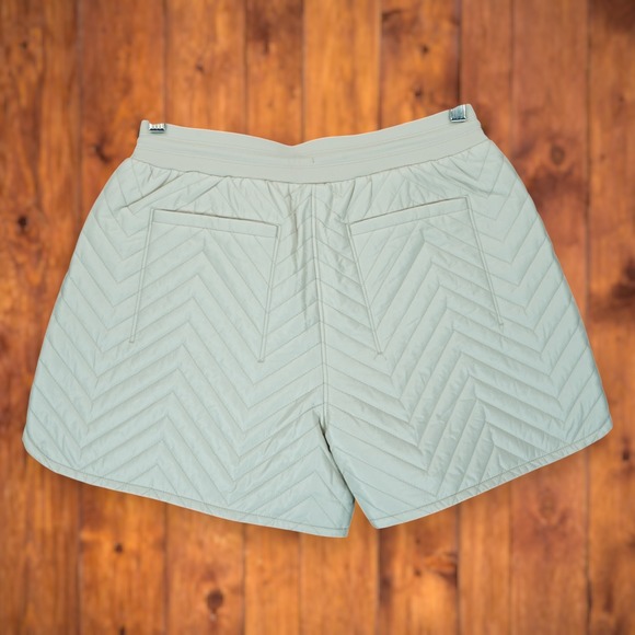 NWT Athleta Apres Ski Short Cream Beige Color Quilted Puffer Size 6 MSRP‎ $89 - Picture 2 of 9